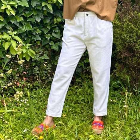 Pantalón botón estrecho