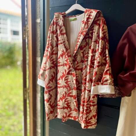 Abrigo capucha estampado