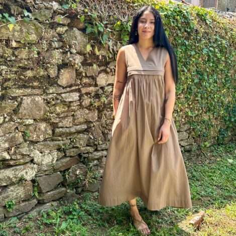 Vestido pico pliegues