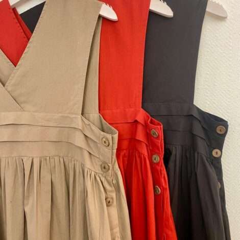 Vestido pico pliegues