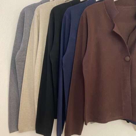 Chaqueta cuello subido boton